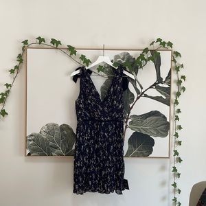 Lulus mini dress size mediums NWT. Navy blue floral